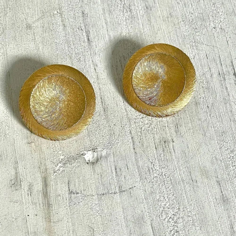 Vintage matte gold tone circle clip on earrings